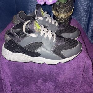 Nike Men's Athletic Shoes in Gray and Black